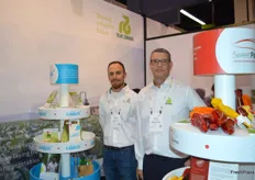 Merek Dorf and David Perie with Rijk Zwaan USA. They were highlighting the Cabbisi, a pointed cabage with a smaller size than normal and therefore extra suitable for smaller families nowadays, causing less food waste. Another highlight were the Sweet Palermo sweet peppers in mixed packaging .The sweet pepers must not be mistaken for hot peppers like Americans sometimes are used to do. Rijk Zwaam is doing promotions to make sure all consumers are getting to know the differcences and the color mix packaging helps. 